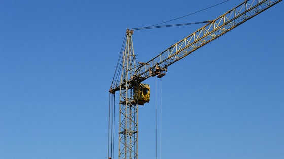 Падение крана в котлован