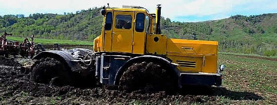 К-700, К-701 "Кировцы" погрязшие в грязи