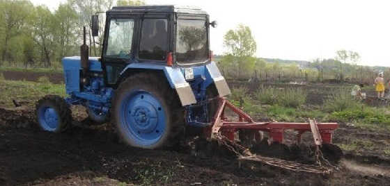 Жёсткая обработка почвы трактором МТЗ-80