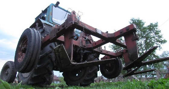 МТЗ-80 работает с плоскорезом