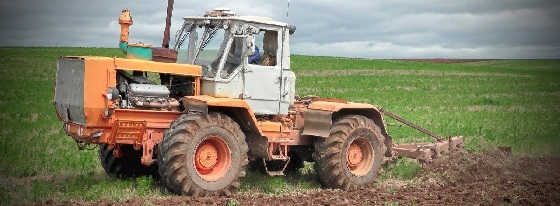 трактор ХТЗ Т-150К пашет поле