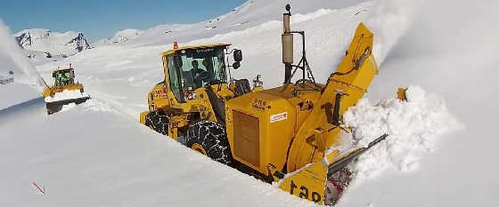 Мощная снегоуборочная техника пробивается сквозь глубокий снег
