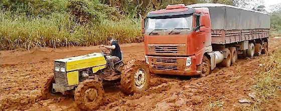 Трактора вытаскивают застрявшие грузовики