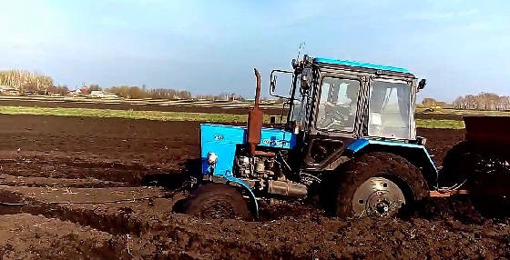 Трактор Беларус по Грязи