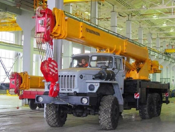 Производство автомобильных кранов на заводе