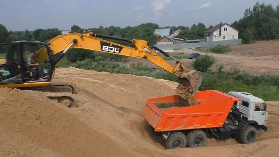 Погрузка самосвала Камаз 43118 экскаватором JCB JS240LC