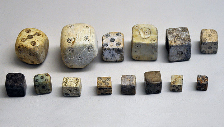 Древние кости, которые использовались в азартных играх античного периода