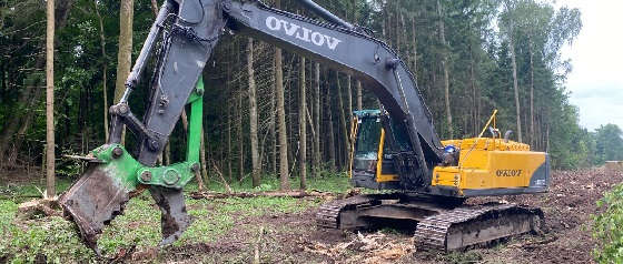 экскаватор VOLVO с гидроножницами и корчевателем пней