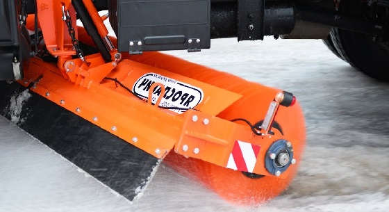 Камаз с щеткой