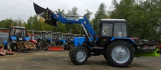 Трактор Беларус 82.1 и фронтальный погрузчик UNIVERSAL BASIC