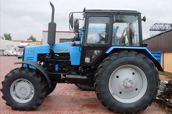 Трактор МТЗ-1221