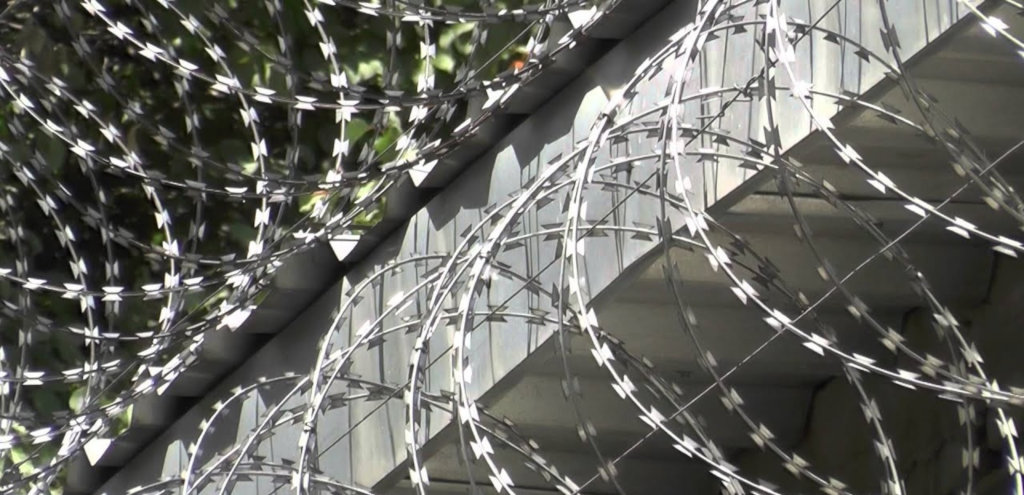 колючая проволока