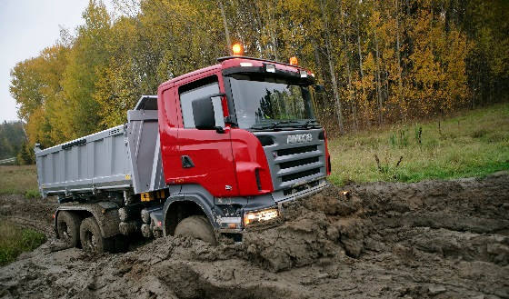 Грузовики на лесных дорогах