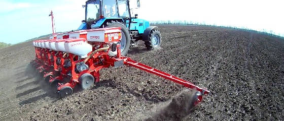 МТЗ-1221.2 с навесными пневматическими сеялками МС-12