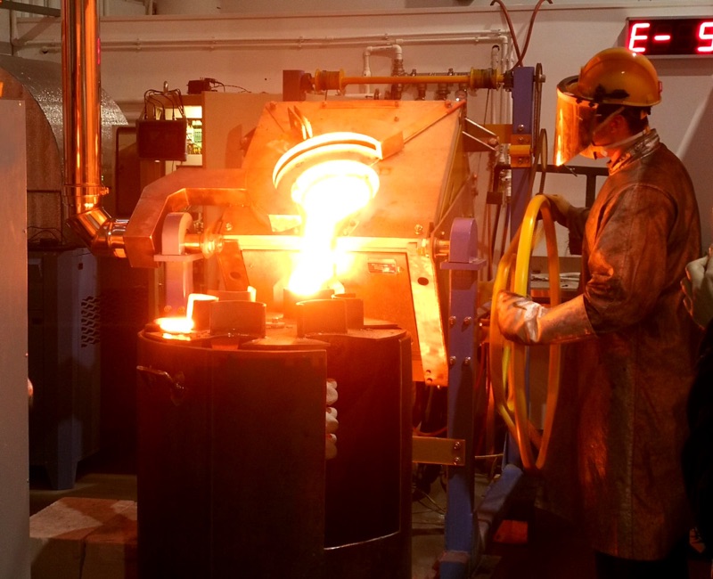 Индукционная печь для плавки металла Индукционная печь для плавки металла