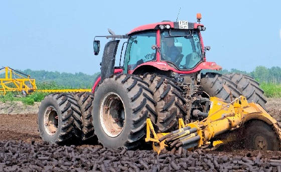 Трактор Valtra T234 с машиной по добыче кускового торфа