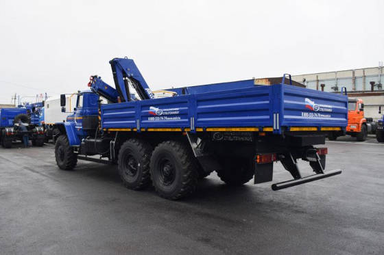 Бортовик Урал с КМУ