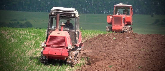 Боронование пашни на гусеничном тракторе ВТ-100