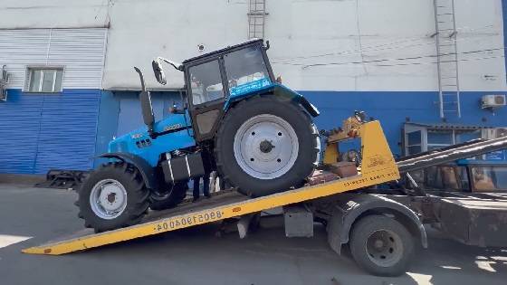 Трактор Беларус 82.1 с поворотным 3-х корпусным плугом