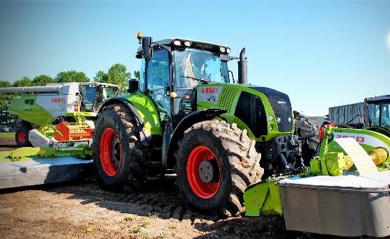 трактор с электромеханической трансмиссией Т-240