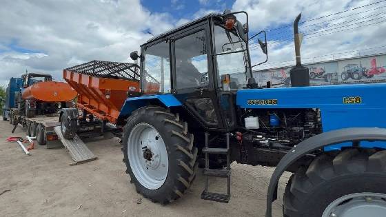 Трактор Беларус-1221 с разбрасывателем песка